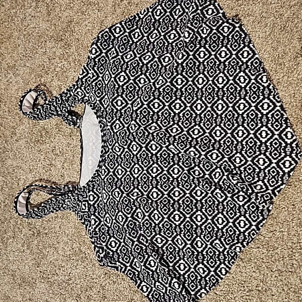 Black and white ruffle panel swim top tankini Sz M ✨️5/$30